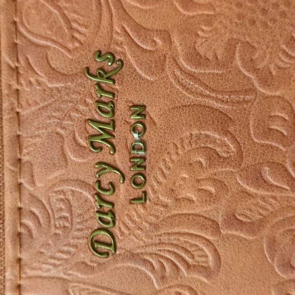 Darcy Marks wristlet wallet with shoulder strap - Picture 2 of 4